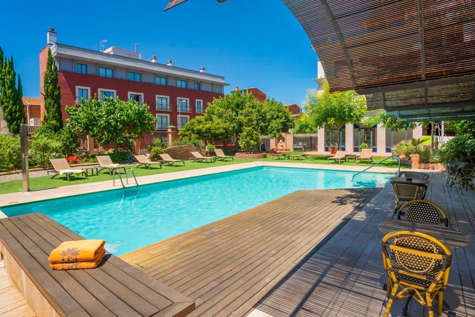 Apartaments Suites Sant Jordi Montbrió del Camp Exteriör bild