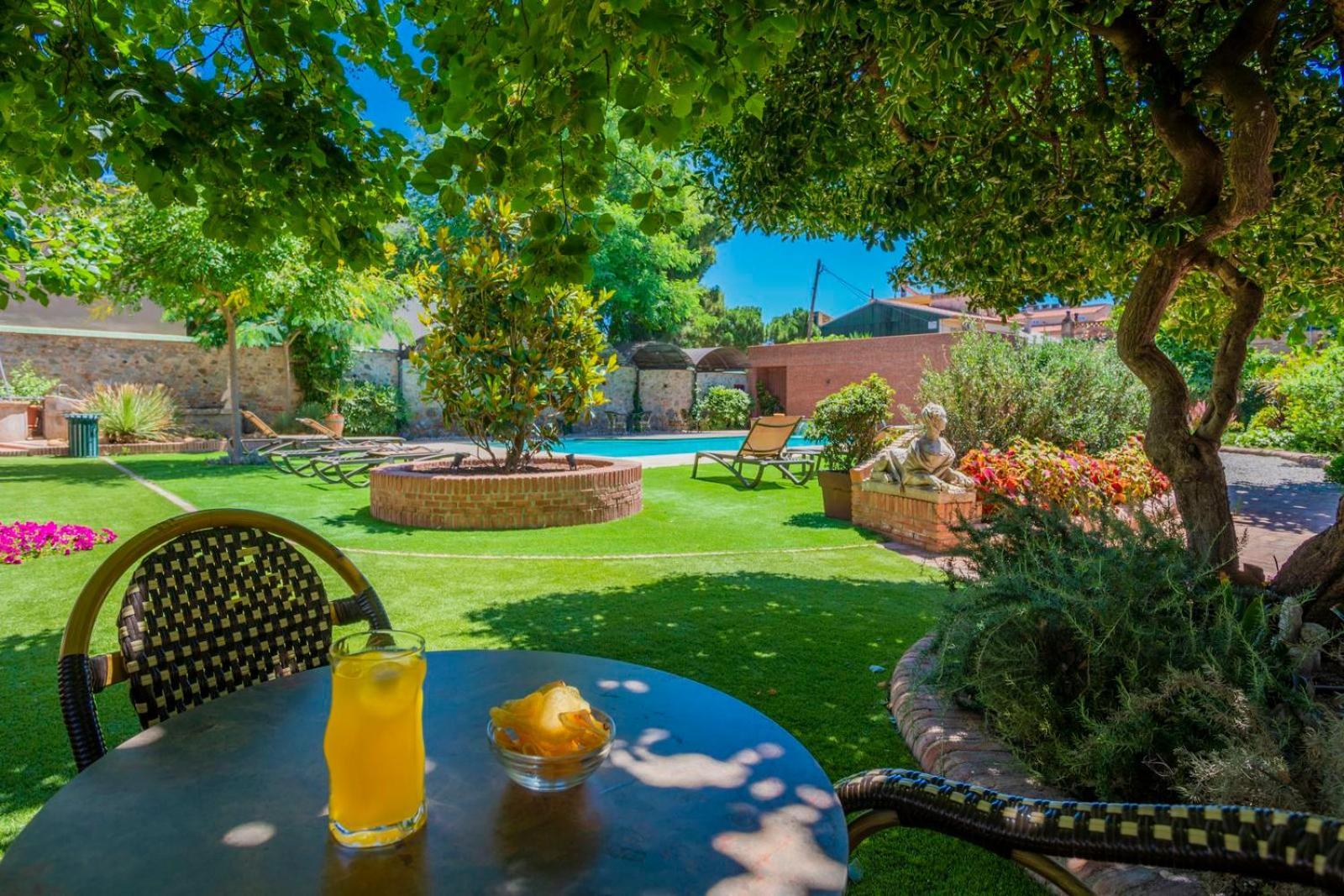 Apartaments Suites Sant Jordi Montbrió del Camp Exteriör bild