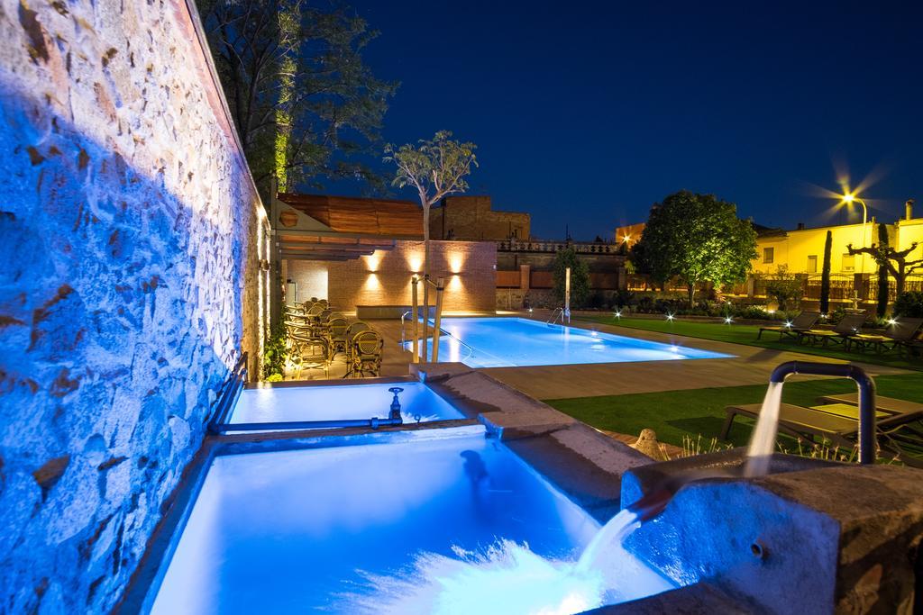 Apartaments Suites Sant Jordi Montbrió del Camp Exteriör bild