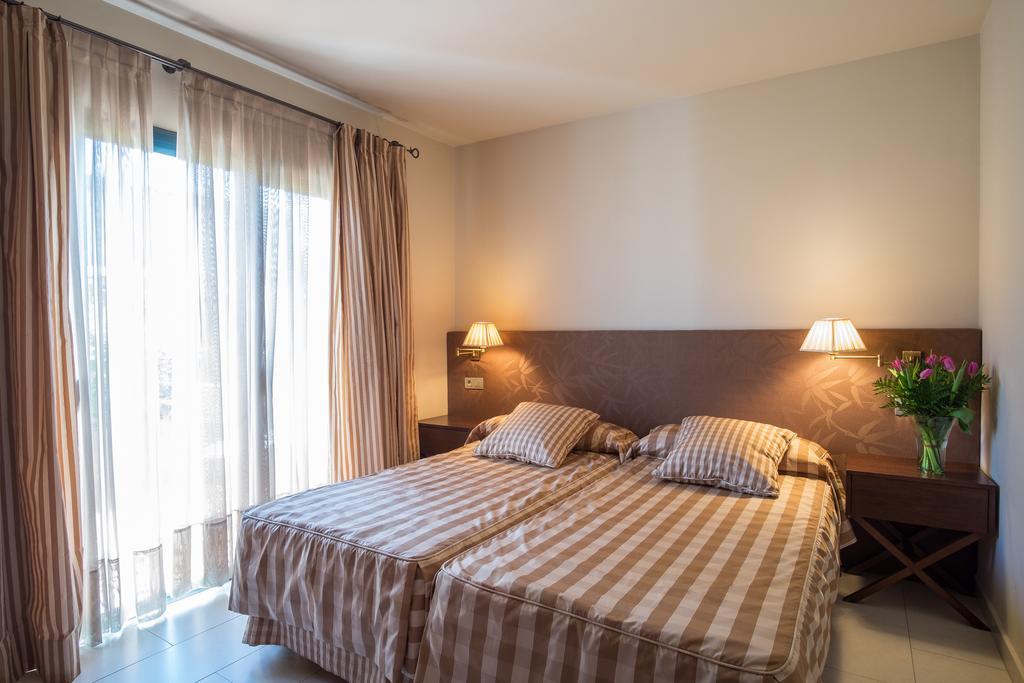 Apartaments Suites Sant Jordi Montbrió del Camp Exteriör bild