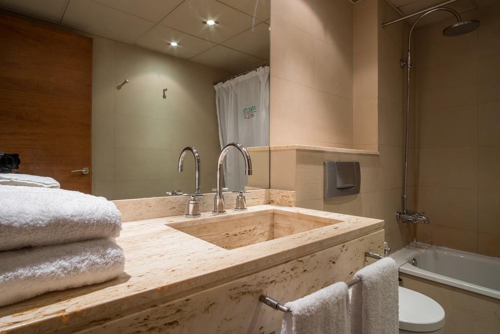 Apartaments Suites Sant Jordi Montbrió del Camp Exteriör bild