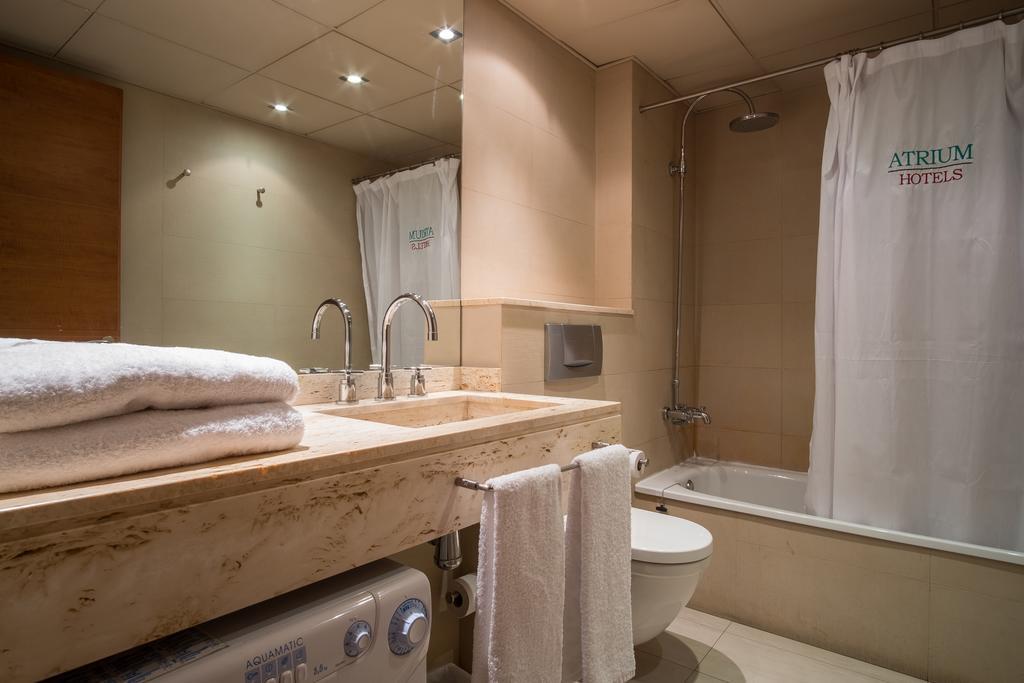 Apartaments Suites Sant Jordi Montbrió del Camp Exteriör bild