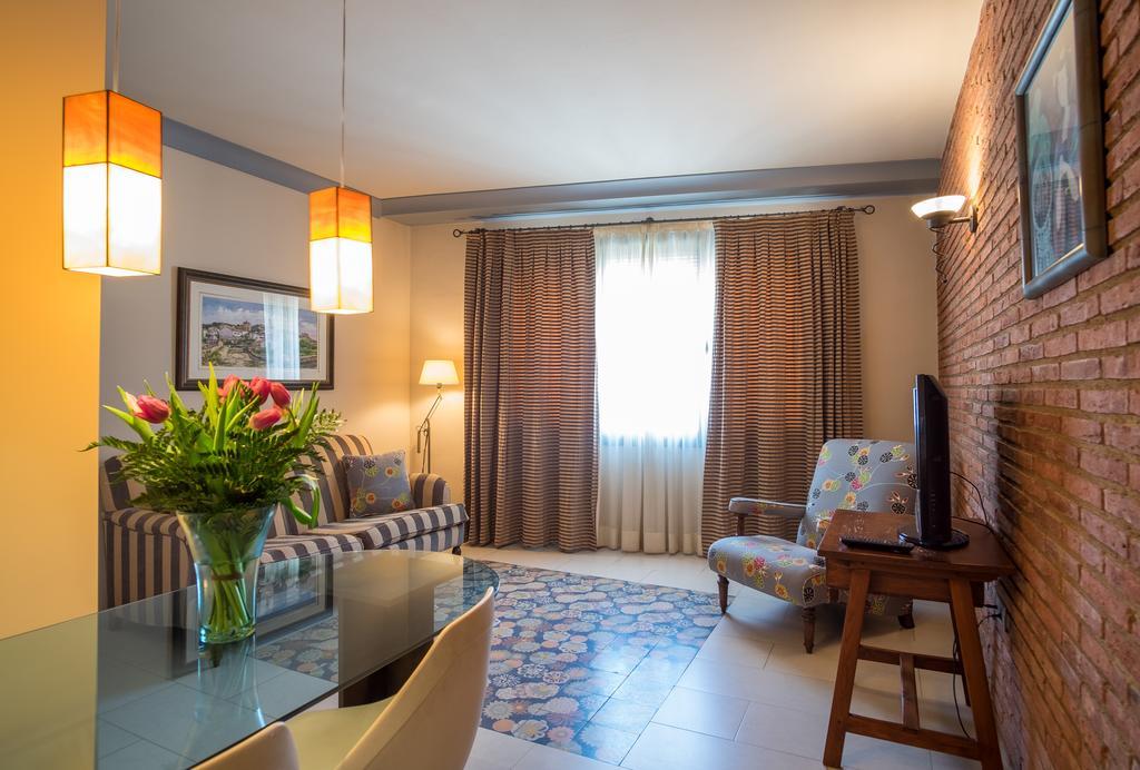 Apartaments Suites Sant Jordi Montbrió del Camp Exteriör bild