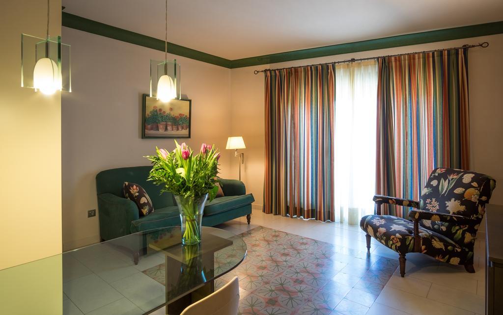 Apartaments Suites Sant Jordi Montbrió del Camp Exteriör bild