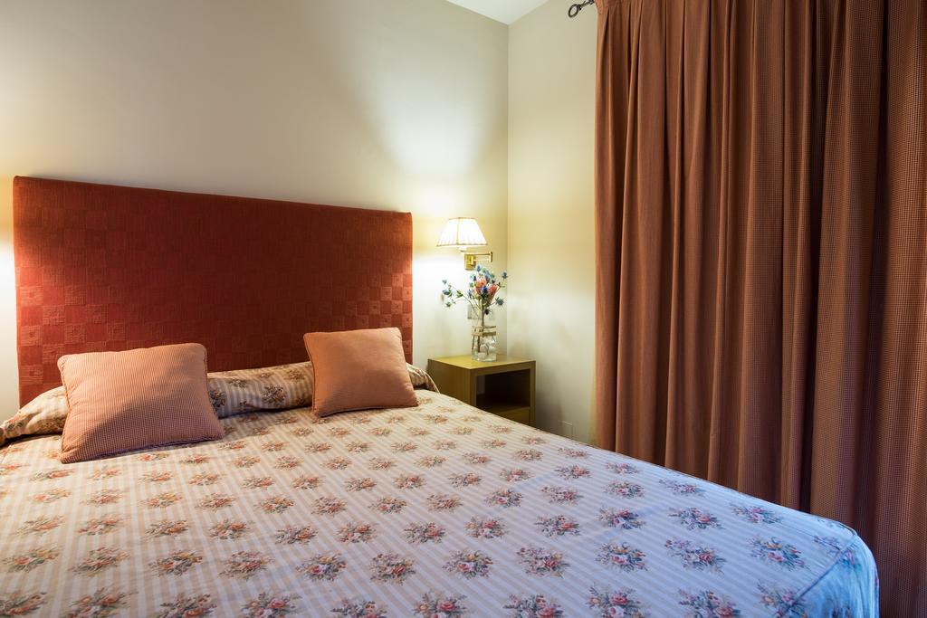 Apartaments Suites Sant Jordi Montbrió del Camp Exteriör bild