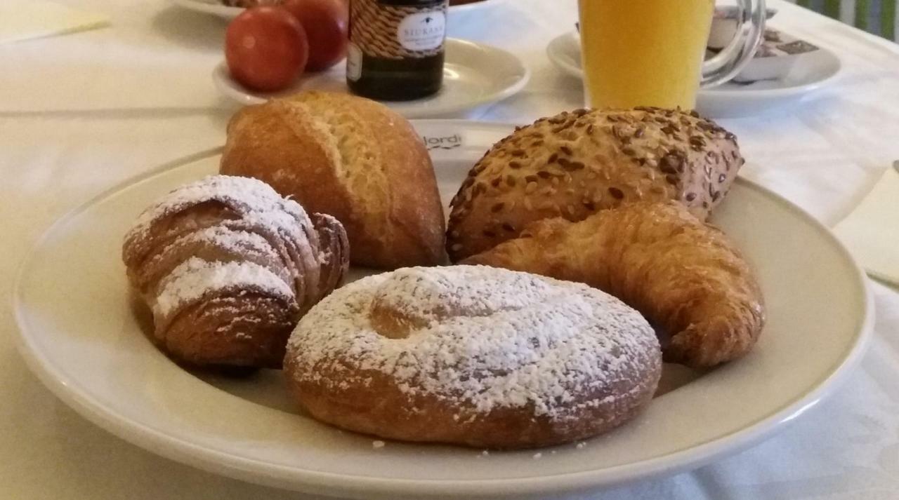 Apartaments Suites Sant Jordi Montbrió del Camp Exteriör bild